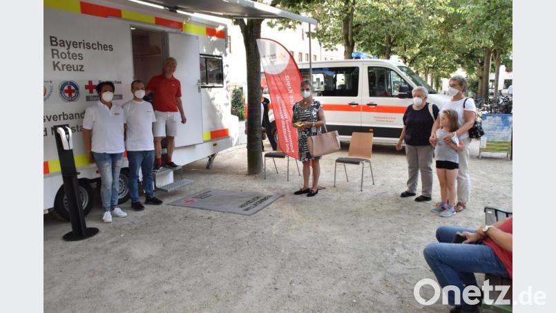 Dr. Matthias Loew (im Eingang des Impfcontainers) und die Rotkreuzhelfer freuten sich große Interesse am Freitag. Bild: hcz