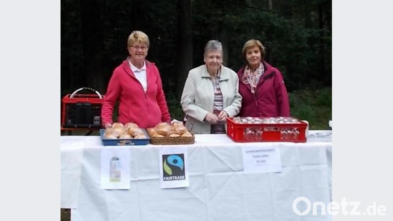 Mitglieder der KAB Waldsassen boten nach dem Gottesdienst Fairtrade-Produkte an. Bild: KAB Waldsassen/exb