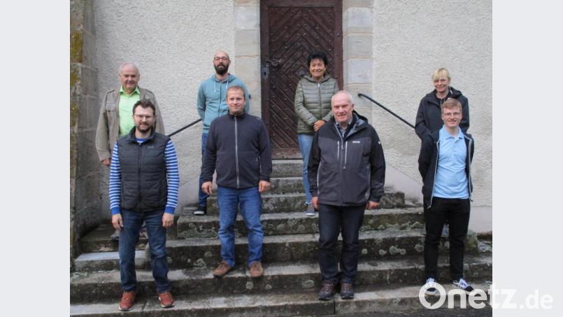 Die Vorstandsmitglieder, Mesnerin Rita Berger und Bürgermeister Günter Kopp (hinten links) besichtigten das Gotteshaus und machten sich ein Bild von der anstehenden Renovierung. Bild: Gemeinde Kulmain/exb