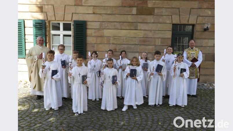 13 Kinder empfingen zum ersten Mal den Leib Christi: (hinten von links) Pfarrer Alfons Kaufmann, Lucian Poisel, Finn Vollath, Nele Bruchner, Lara Ponnath, Emily Busch, Magdalena Hecht, Leon Geißler, Pfarrer Heribert Stretz, (vorne von links) Louis Mauritius, Emil Pschierer, Lilly Haas, Anton Kopp, Felix Ackermann und Anna Kaufmann. Bild: rpp