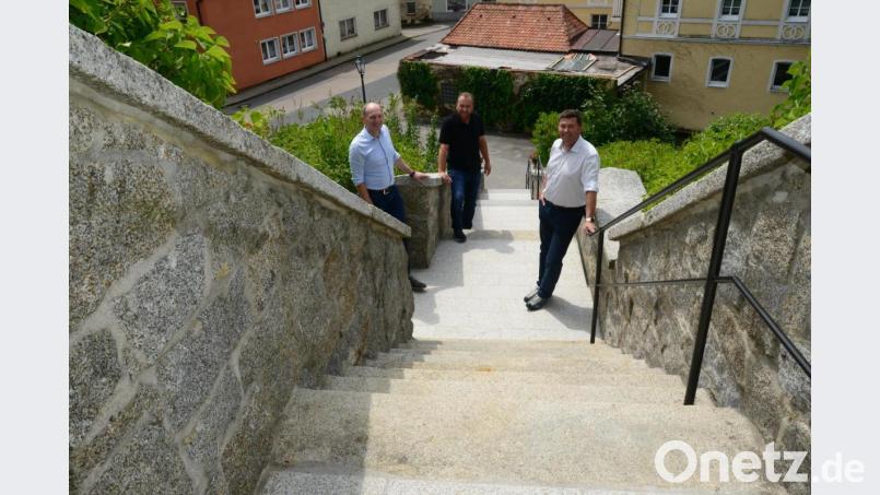 Geschäftsleiter Günter Gschwindler, Bauamtsleiter Uli Rupprecht und Bürgermeister Rainer Rewitzer (von links) freuen sich über die gut gelungene Sanierung des Aufganges zum Kreuzbergkloster von der Altstadt aus. Bild: bey