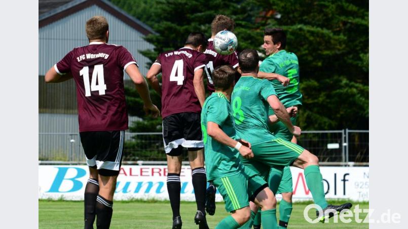 Rassiges Kopfballduell zwischen dem FC Wernberg und dem FC OVI-Teunz. Die Wernberg startet mit einem klaren Sieg. Bild: exb