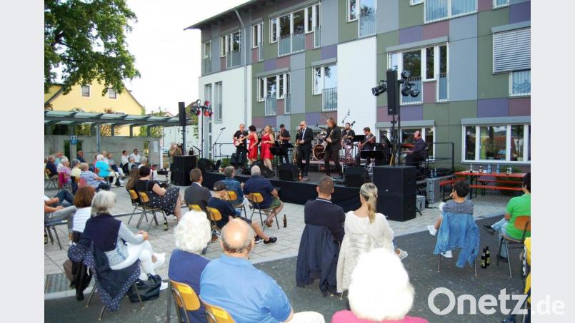 Funk, Soul &amp; Rock´n Roll hieß es am Dienstagabend bei der Altenstädter Serenade auf der Rathaus-Piazza mit der Gruppe „Soul Station No. 10“ aus Weiden und Umgebung. Bild: sm