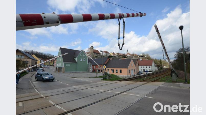 Hat der Stadtrat einen neuen Weg zur Lösung der Themen Bahnübergang und Lärmschutz für die Zeit nach der Elektrifizierung aufgemacht? Die beschlossene Machbarkeitsstudie soll es zeigen. Archivbild: Petra Hartl