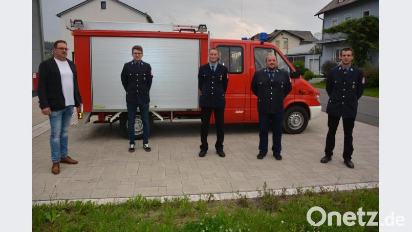 Langjährige aktive Mitglieder ehrte die Feuerwehr Groschlattengrün. Im Bild (von links) Bürgermeister Stephan Schübel, Alexander Hein, Andreas Fuchs, Markus Spörrer und Kommandant Stefan Heindl. Bild: jr