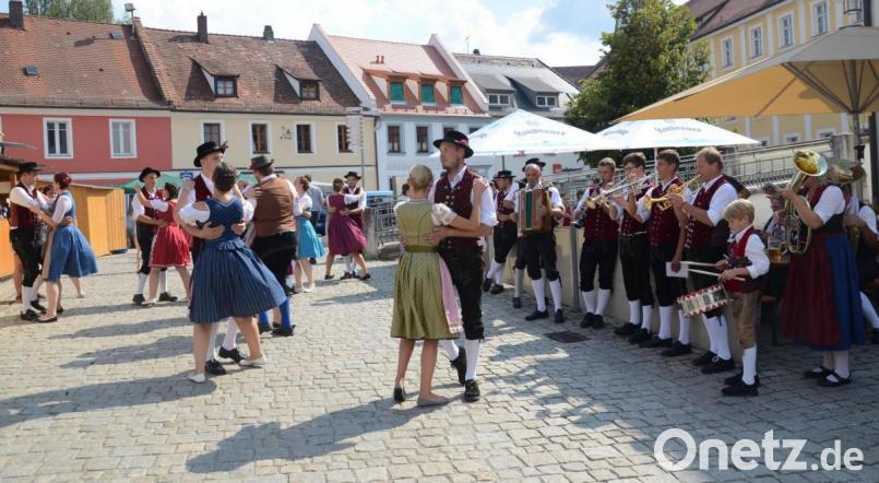 Tanzende Kirwapaare auf dem Luitpoldplatz - hier eine Aufnahme von 2018 - wird es im zweiten Jahr in Folge nicht geben: Die Woizkirwa fällt, ebenso wie ihr Pendant in Rosenberg, erneut aus. Archivbild: mag