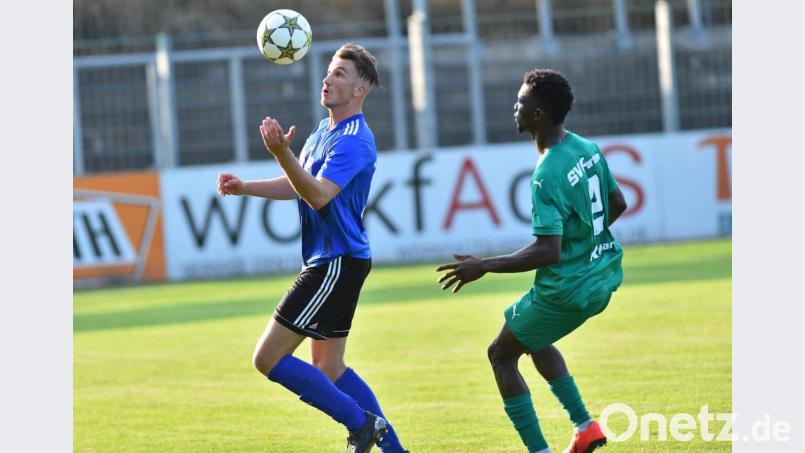 Nico Argauer (links) war der Mann des Abends: Beim 1:0-Sieg der SpVgg SV Weiden gegen den SV Fortuna Regensburg erzielte der 23-jährige Stürmer den Siegtreffer. Bild: A. Schwarzmeier
