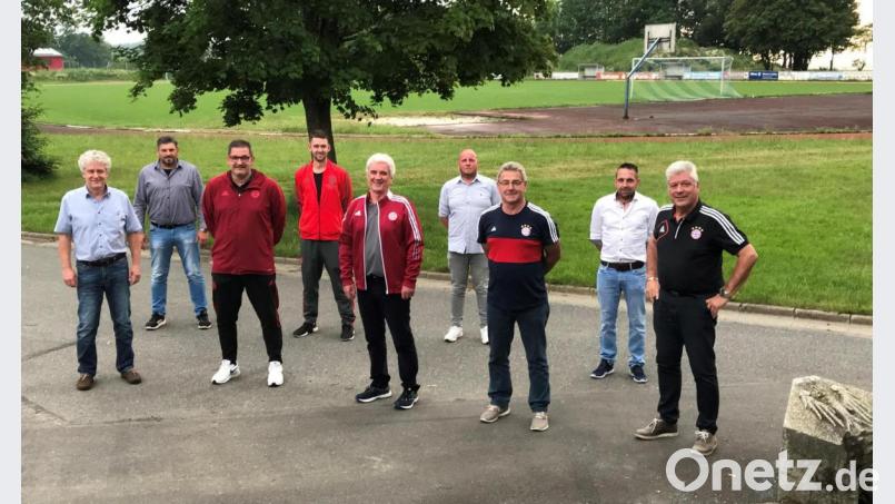 Gerhard Stadler (vorne, Mitte) führt seit 33 Jahren den „Bayern-Fanclub unter den Fanclubs“. Er wurde wie seine Führungscrew mit Stellvertreter Harald Sigritz (Dritter von rechts), Kassier Christian Haberkorn (Dritter von links) und Schriftführer Günter Stich (rechts) wiedergewählt. Beisitzer sind Roland Gmeiner, Florian Stadler, Stefan Ott und Florian Höfner (hinten von links). Bild: Eichl