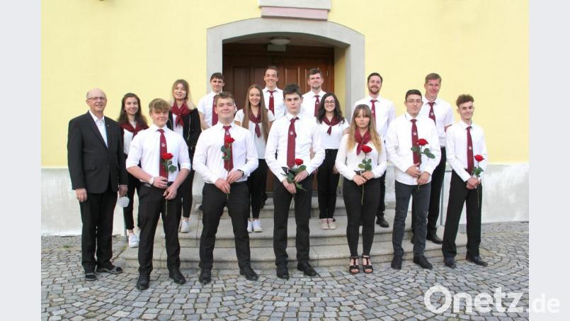 Die neuen Mitglieder (vorne, von links) Stefan Kramer, Elias Prey, Sebastian Stepper, Sophia Gillitzer, Kilian Gleißner und Johannes Scherr verstärken die Landjugend. Besonders freute dies Pfarrer Herbert Rösl (links) sowie die beiden KLJB-Vorsitzenden Wolfgang Prey (Vierter von rechts) und Barbara Brandstätter (Sechste von rechts). Bild: boj