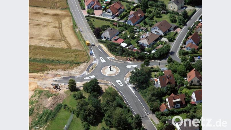 Wer vom Haager Weg (unten) kommt, kann wie bisher nach rechts in die Von-Scheffel-Straße oder geradeaus weiter nach Gailoh. Nach links geht es künftig ins Baugebiet Kennedystraße Süd II und weiter bis zum ehemaligen Bundeswehrkrankenhaus. Luftbild: Bernd Georgi