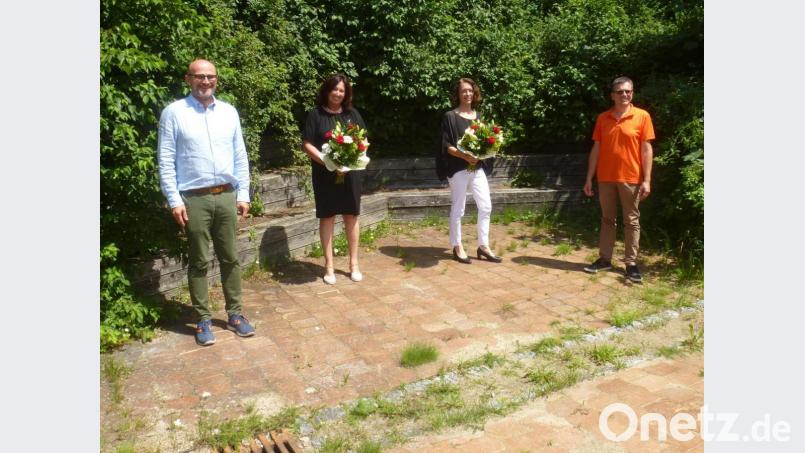 Die Bürgermeister Maximilian Beer (links) und Markus Dauch hießen die neue Schulleiterin Andrea Graf-Ruetz (Zweite von rechts) willkommen und dankten Vorgängerin Claudia Buchmann. Bild: mad