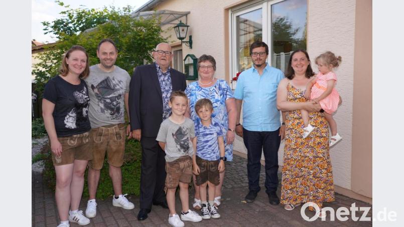 Max Kick (Dritter von links) feiert im Kreise seiner Familie seinen 70. Geburtstag Bild: fvo