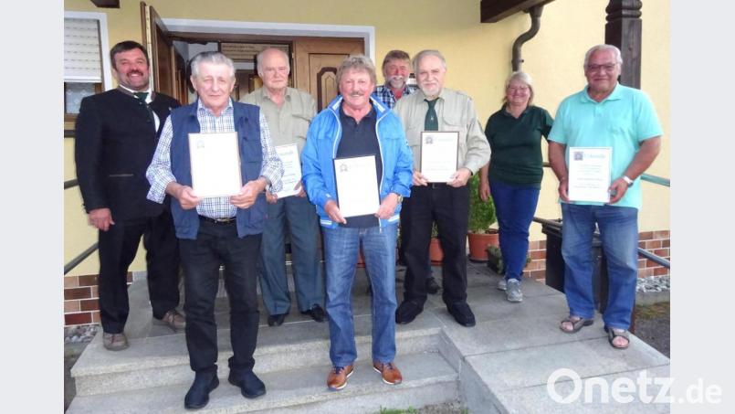 Beim Schützenverein Pfrentsch sind (mit Urkunden, von links) Josef Preßl, Gerhard König, Bernhard Burger, Gerhard Krämer und Manfred Scholz jetzt Ehrenmitglieder. Bild: fjo