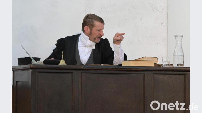 Mal gelassen, mal streng, mal augenzwinkernd, mal aufgebracht - wahrlich authentisch in Mimik wie Gestik agierte Christian Gnan auf der Festspielbühne in der Rolle von Amtsgerichtsrat August Stierhammer. Bild: u
