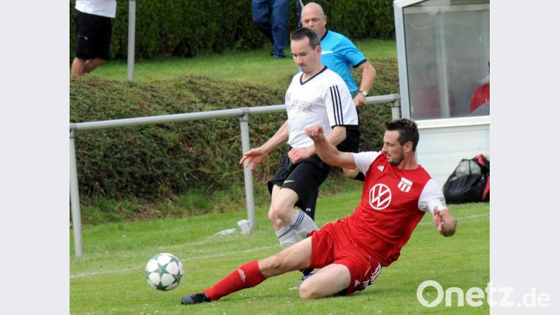 Der TSV Konnersreuth tat sich beim 2:0-Sieg gegen Aufsteiger ATSV Tirschenreuth lange schwer. Hier klärt Tobias Wenisch (rotes Trikot) gegen Gästespieler Phillip Kraus. Bild: heh