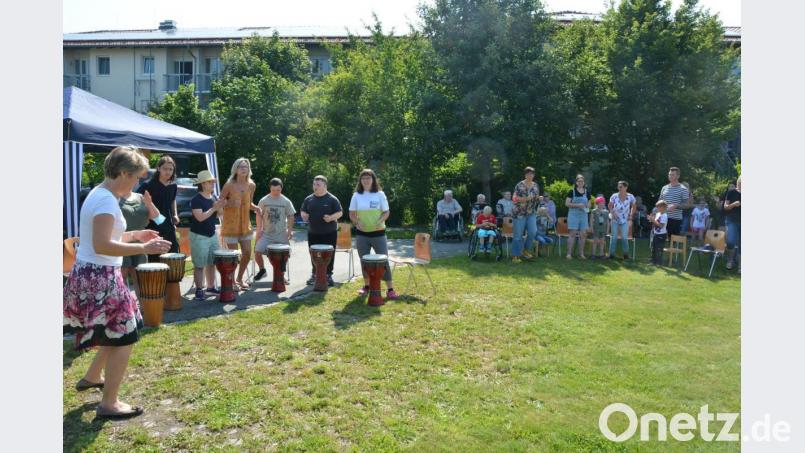 Stehenden Applaus gab es für den Beitrag der Trommelgruppe. Bild: jr