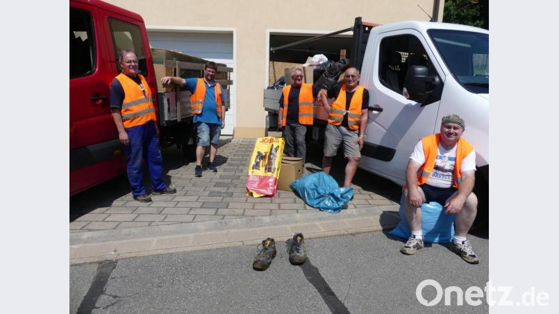 Beim Vereinsheim trafen sich die Sammler der Kolpingsfamilie zu einer Verpflegungspause. Der Erlös ihrer schweißtreibenden Tätigkeit geht an die Flutopfer. Bild: rn