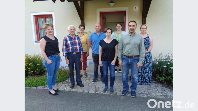 Vorstandschaft des GOV mit (von links) Bürgermeisterin Sonja Meier. Matthias Karl, Anita Schöberl, Johann Elsner, Michaela Hambeck, Gerda Högerl, Jürgen Hambeck und Andrea Seidl. Bild: amö