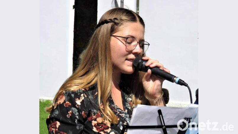 Sängerin Jennifer Bäumler sang während und am Ende des Gottesdienstes moderne Songs. Bild: ubb