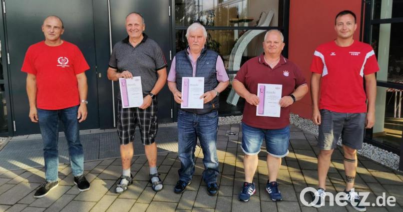 Die Vorsitzenden Rainer Kische (links) und Johannes Kreuzer (rechts) konnten in der Jahreshauptversammlung einige Mitglieder für ihre langjährige Treue ehren. Urkunden nahmen Josef Forster, Karl Geißler und Stefan Schleser (von links) entgegen. Bild: mde
