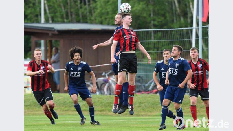 Thomas Lorenz (vorne Mitte) vom SC Luhe-Wildenau und der Kulmainer Andreas Ditschek im Kopfballduell. Die Kulmainer siegten überraschend beim Sportclub. Bild: Büttner, Gerhard