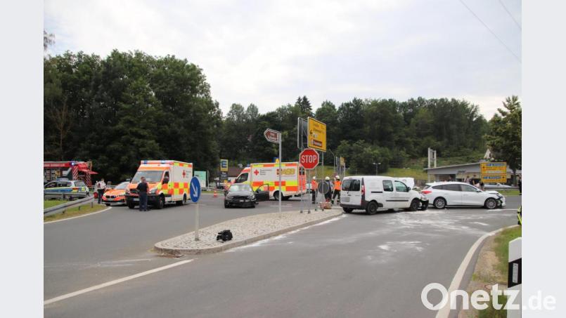 Zwei Verletzte, drei demolierte Autos und eine Totalsperrung sind die Kurzbilanz eines Unfalls am Samstag in Eschenbach an der Rußweiher-Kreuzung. Bild: Jürgen Masching