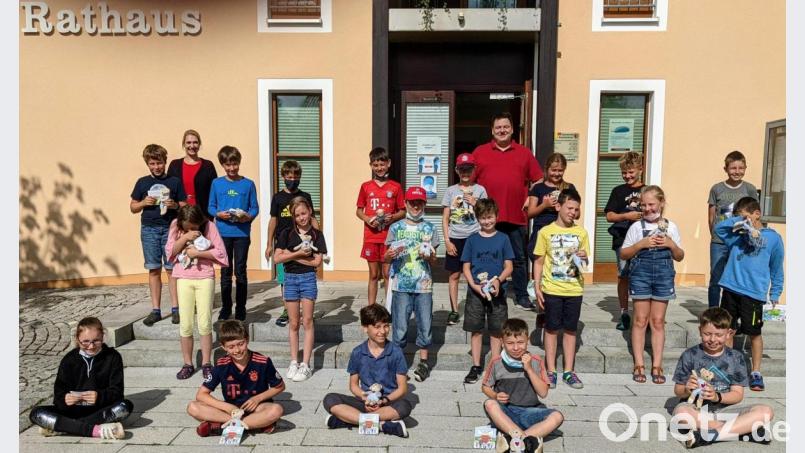 Bürgermeister Christian Ziegler (hinten, Mitte) begrüßte die vierte Klasse der Grundschule Fensterbach mit ihrer Lehrerin Dagmar Härtl (hinten links) im Rathaus in Wolfring. Bild: nib