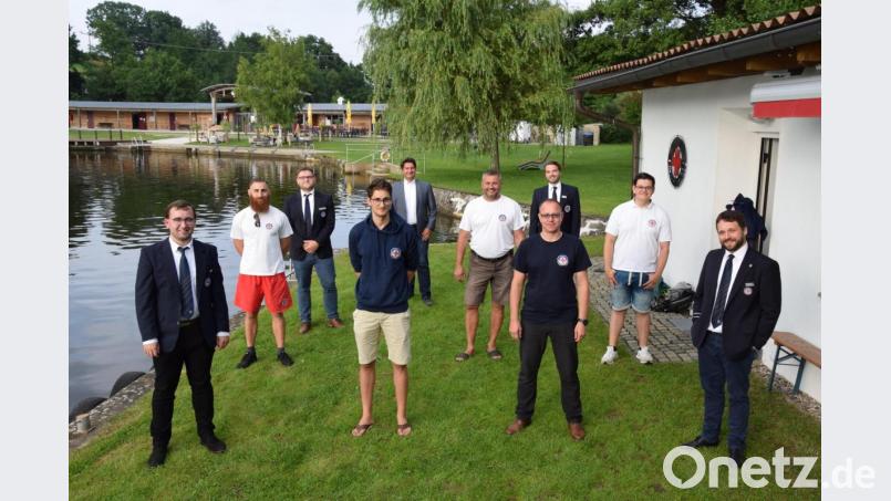 Vorstand der Wasserwacht Eschenbach: Von links, vorne: Pascal Hofmann, Moritz Kallmeier, Christian Lohner, Andreas Ott; zweite Reihe: Patrick Conrad, Uwe Conrad, Dominik Kämpf; hinten: Max-Ferdinand Kreuzer, Sandro Galitzdörfer, Josef Ott. 
  Bild: myd