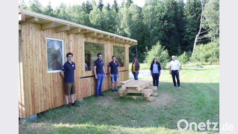 Mit gutem Grund stolz sind Andreas Wolf, Fabian Dötsch und Michael Wolf (von links) vom Leitungsteam der Trabitzer LBV-Gruppe auf deren Streuobstwiesen-Projekt. Georg Braunreuther (ALE Oberpfalz), Birgit Plößner (ILE VierStädtedreieck) und Bürgermeisterin Carmen Pepiuk (von rechts) lobten beim Besuch des Geländes am Grünbach das durchdachte Konzept der Anlage, zu der auch ein solides Bienenhaus gehört. Bild: bjp