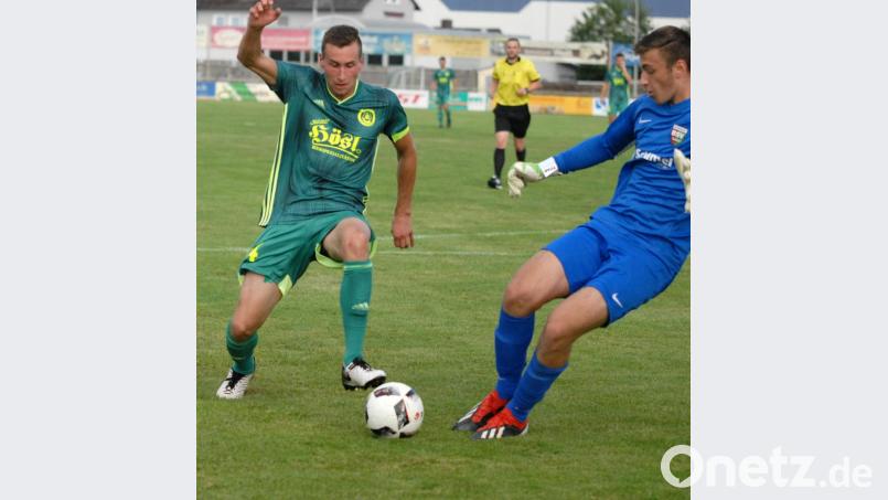 Der SV Mitterteich ist mit einem 2:1-Sieg beim 1. FC Herzogenaurach in die neue Landesliga-Saison gestartet. Kapitän Manuel Dürbeck (links) erzielte beide Treffer. Später schied der Kapitän mit einer Adduktorenverletzung aus. Archivbild: gb