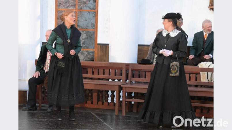 Die Emotionen kochten hoch bei den Wortgefechten zwischen der Stadlbäuerin Maria Asenbeck (Kerstin Ackermann, links) und der angeklagten Pfarrersköchin Marianne Attenberger (Corinna Falk, rechts), die dem Treiben des Pfarrgockels mit der Sense ein Ende bereitet hatte. Bild: u