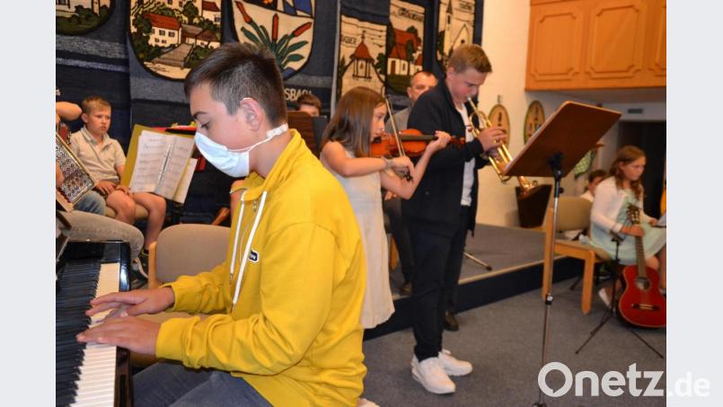 Die Geschwister Tobias, Maria und Thomas Schweigl (von links) spielten auf Klavier, Geige und Trompete einen ungarischen Tanz. Bild: gi