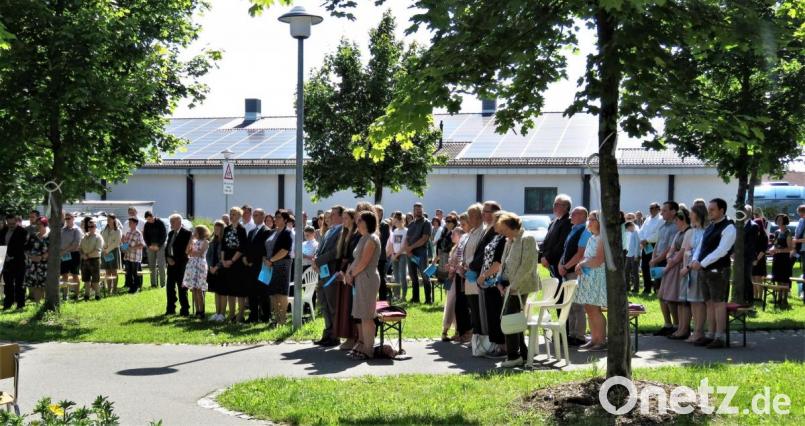 Weil das Wetter schön war, konnte der Gottesdienst zur Konfirmation draußen gefeiert werden. In der Erlöserkirche hätte die 200 Gäste wegen der Abstandsregelungen keinen Platz gehabt. Bild: ubb