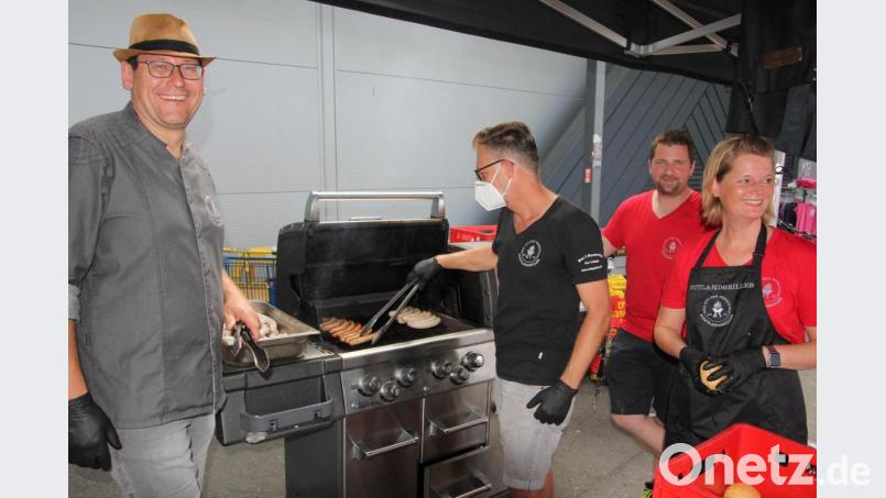 Karsten Heßing, Vorsitzender Markus Brunner (von links) und das &quot;Bratwurstteam&quot; beim Ausbraten. Bild: kro