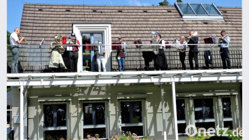 Ein exklusives Plätzchen hat sich der Posaunenchor ausgesucht. Die Musiker gestalteten den Gottesdienst diesmal vom Balkon des Kindergartens aus. Bild: ubb