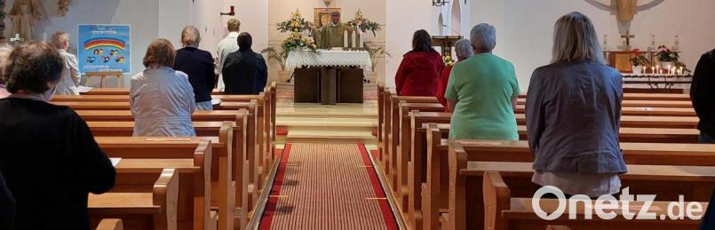 &quot;Wir lassen nichts ausfallen, wir lassen uns was einfallen!&quot; Um die Abstände einzuhalten, hatten sich die Sängerinnen auf der Empore und im Kirchenschiff verteilt. Bild: exb
