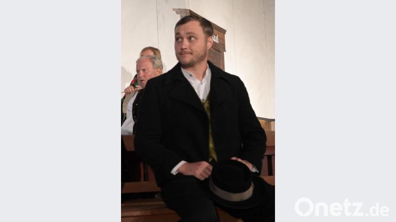 Der Musikant Bartl Kaser (Maximilian Stein) hat eine himmelschreiende Sünde begangen. Er hat mit der von der Jungfrauenkongregation gestifteten Trompete zum Tanz aufgespielt und mit dem sündhaften Dralala die unschuldigen Dirndln verführt. Er darf das jungfräuliche Instrument nicht mehr auf Tanz-Musiken benutzen. Bild: u