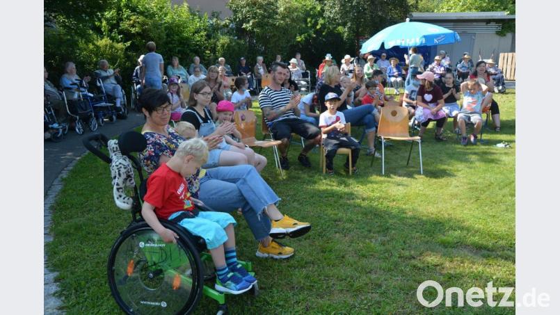 Großes Publikum am Freitagvormittag im Schulgarten des Lebenshilfe. Bild: jr