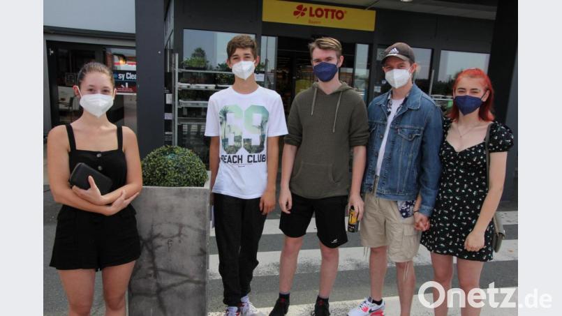 Viele junge Leute, wie diese fünf aus Tirschenreuth, ließen sich bei der Aktion vorm E-Center impfen. Bild: kro