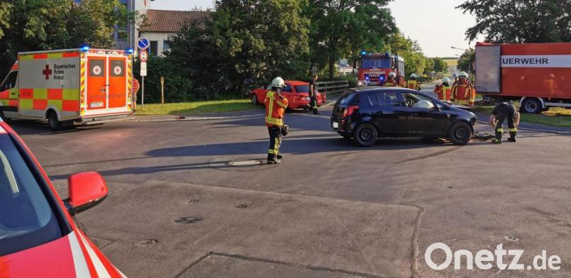 Zu einem Verkehrsunfall mit zwei beteiligten Fahrzeugen und zwei Verletzten kam es am Freitagabend im Kreuzungsbereich Pommernstraße/Goldbergstraße nahe des Kemnather Schulzentrums am Rande des dortigen Siedlungsgebiets. Bild: mde