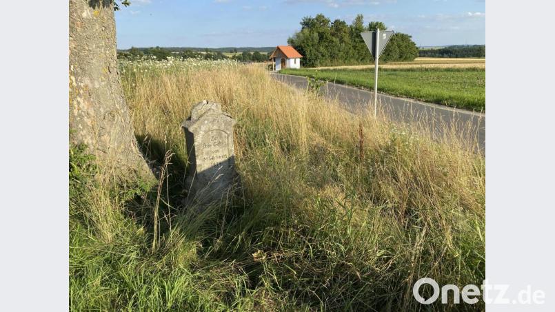 Das Metallkreuz am sogenannten Madlkreuz an der Einfahrt von der Staatsstraße nach Lennesrieth ist verschwunden Bild: fvo