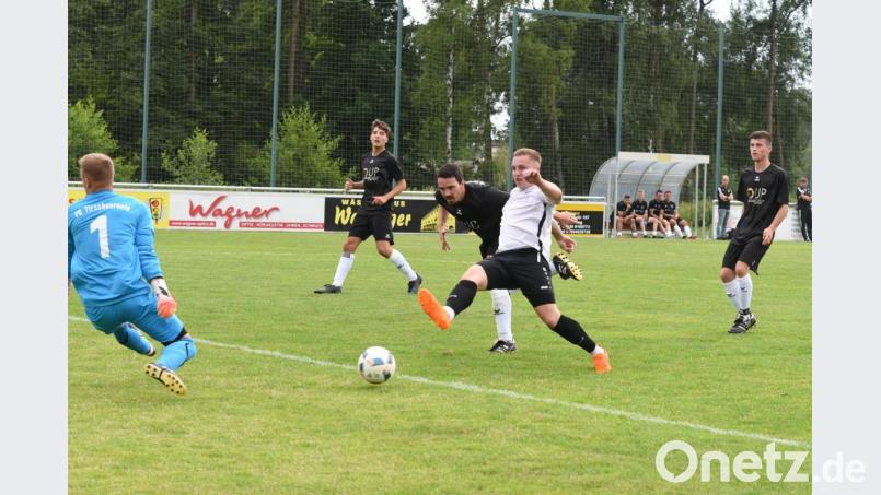 Der FC Tirschenreuth unterlag zum Saisonauftakt Aufsteiger FC Lorenzreuth im heimischen Sportpark mit 0:2. Hier erzielt der zweifache Torschütze Felix Fux (weißes Trikot) seinen zweiten Treffer. Bild: gb