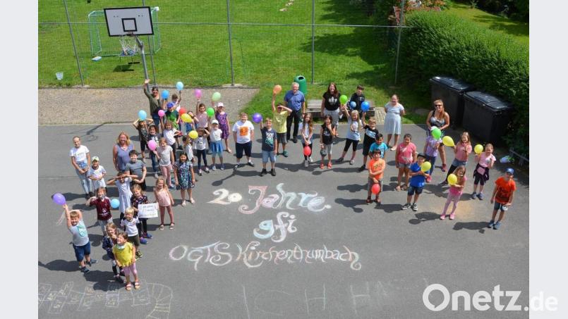 Spaß war angesagt bei der Feier des 20. Geburtstags der Gesellschaft zur Förderung beruflicher und sozialer Integration auf dem Pausenhof in Kirchenthumbach. Bild: ü