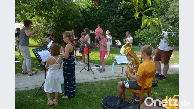 Elf Kinder musizierten am Freitagnachmittag mit ihrer Sopranblockflöte beim Sommerkonzert im Garten des Kinderhauses „Die kleinen Hankerler“. Zahlreiche Zuhörer belohnte das Gehörte mit viel Beifall. Keine Frage, der musikalische Nachwuchs der Stadtkapelle ist auf dem richtigen Weg. Im Bild die Blockflötenspieler mit ihrer Leiterin Christa Hinz. Bild: jr