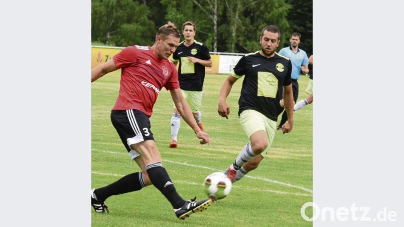 Simon Speckner (links) vom SC Kirchenthumbach klärt gegen den Plößberger Christoph Schmidkonz. Der SVP verlor überraschend klar gegen Kirchenthumbach. Bild: Gebert
