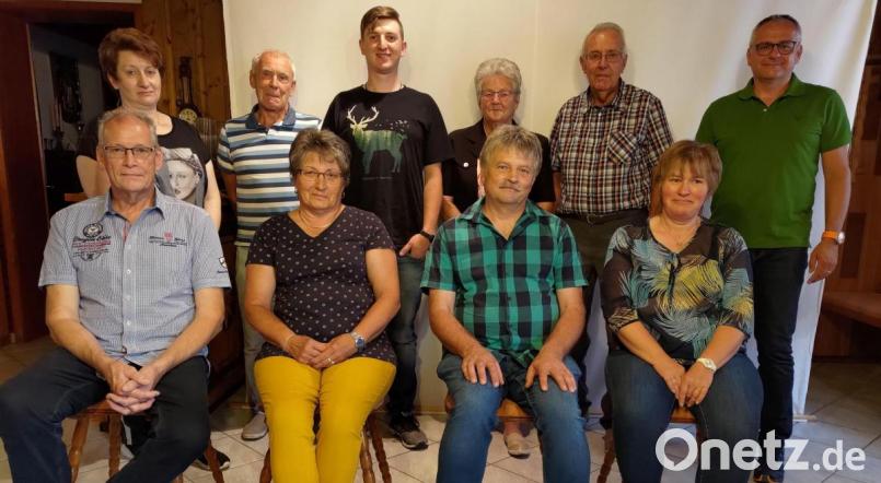 Volker Pöhlmann (sitzend, von links) und seine Stellvertreterin Rita Anzer führen mit Kassenwart Arnold Schraml und Schriftführerin Doris Schraml den OGV Lochau-Riglasreuth. Unterstützt werden sie von den Beisitzern Uschi Malzer (hinten, von links), Alfons Anzer, Patrick Scherm und Monika und Werner Kleinhempel. Mit im Bild Bürgermeister Hubert Kraus (hinten, rechts). Bild: öt