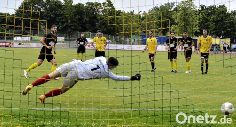 Unhaltbar für den Burglengenfelder Torhüter Sebastian Rötzer verwandelte FC-Torjäger Dennis Kramer (links hinten) einen Foulelfmeter zum Tor des Tages. Bild: Hubert Ziegler