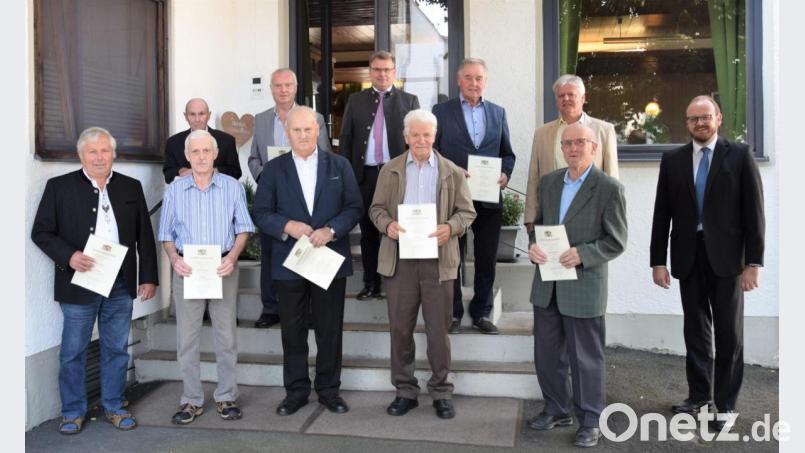 Landrat Andreas Meier ehrt langjährige Feldgeschworene. Bild: Landratsamt Neustadt a.d.Waldnaab / Marcel Weidner/exb