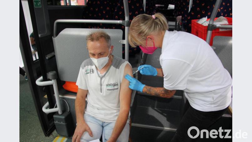 Stefan Ponnath aus Tirschenreuth empfing im Eska-Bus von Steffi Prause seine zweite Impfung. Bild: kro