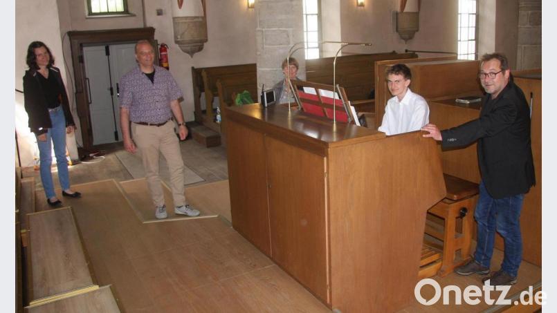 Joel Münch (Zweiter von rechts) meisterte die D-Prüfung mit Bravour. Unterrichtet und geprüft wurde er von Michael Grünwald (rechts), Anna-Magdalena Bukreev, Thomas Guba und Beatrice Höhn (von links). Bild: wro